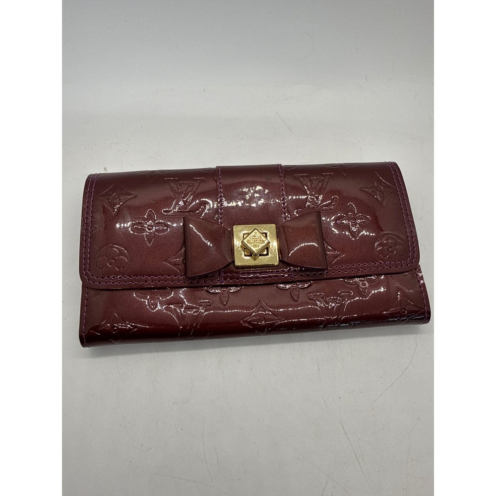 Louis Vuitton Sarah Wallet Monogram Vernis Amarante Patent Leather Bow Turn-Lock
